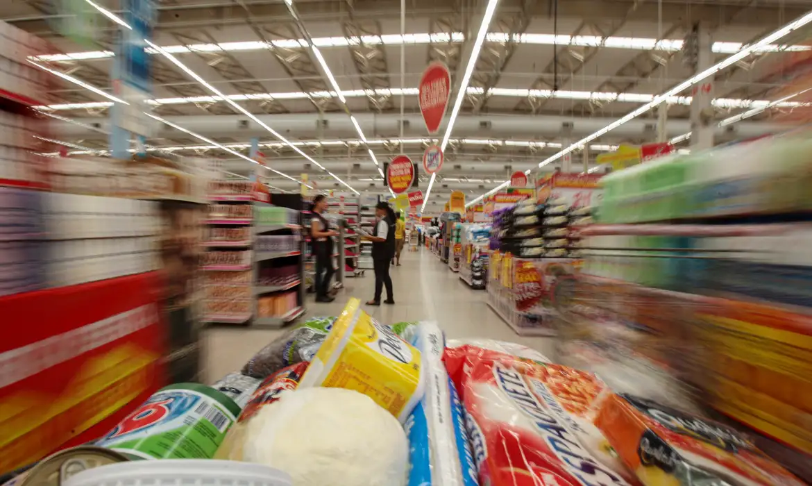 Bolsa Família sobe 15% e mínimo vai a R$ 691 a partir de outubro