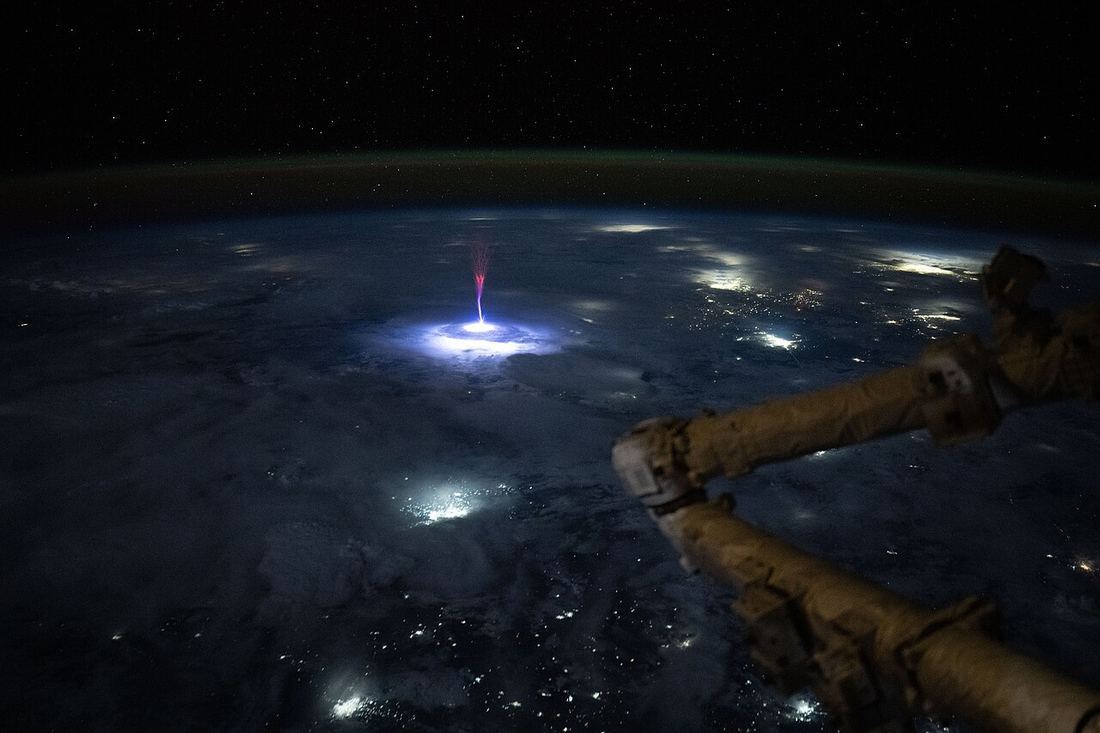 Jato azul partindo da Terra rumo ao espaço: o que a ciência explica sobre o fenômeno