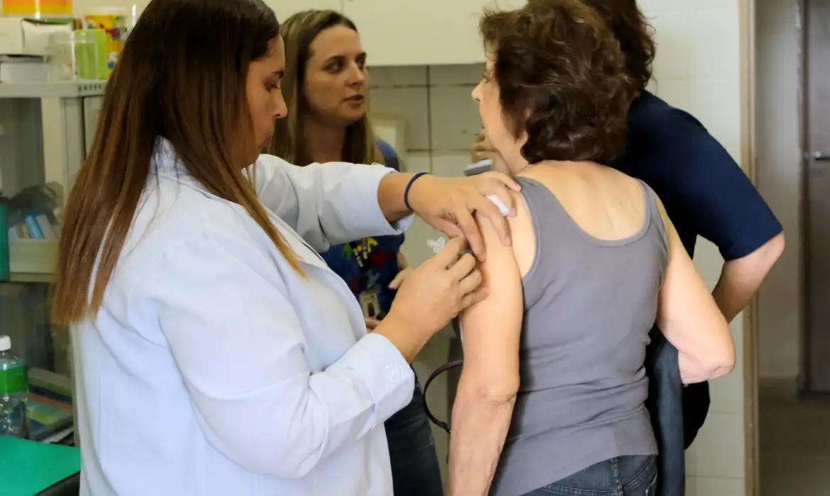 SUS passa a oferecer vacina Pneumo 20 para quem tem 85 anos ou mais