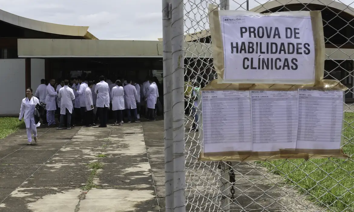 Revalida 2026/2: prazo para enviar diploma médico termina neste sábado