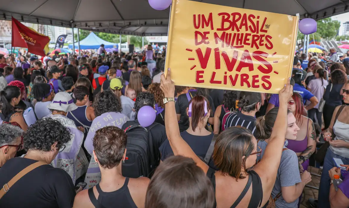 98% das mulheres mudam a rotina por medo da violência, mostra pesquisa